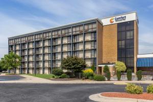 een weergave van de voorkant van een cranberry hotel bij Comfort Inn & Suites near Danville Mall in Danville