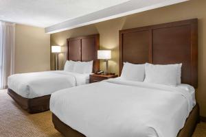 Een bed of bedden in een kamer bij Comfort Inn & Suites near Danville Mall