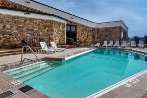 Bazén v ubytování Comfort Inn & Suites near Danville Mall nebo v jeho okolí