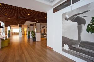 un couloir avec une photo d'une femme sur un mur dans l'établissement PALMA BEACH HOTEL Adults Only, à Can Pastilla