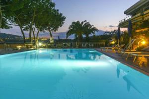 The swimming pool at or close to Monolocale il Porto n. 4