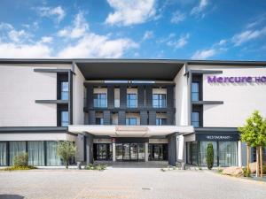 une décoration d'un grand bâtiment blanc dans l'établissement Mercure Hotel & Spa Bastia Biguglia, à Biguglia