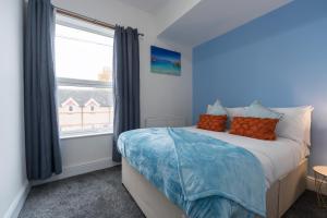 ein Schlafzimmer mit einem Bett und einem großen Fenster in der Unterkunft Mercy Way 4 Bedroom-6 Beds-Central Hull-Sleeps 8 in Hull
