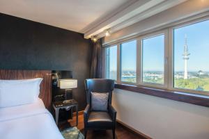 Llit o llits en una habitació de Radisson Blu Hotel, Hamburg