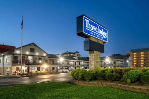 a sign for a hotel in front of a building at Travelodge by Wyndham Pigeon Forge in Pigeon Forge
