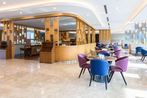 een restaurant met paarse stoelen en tafels in de lobby bij La Quinta by Wyndham Istanbul Gunesli in Istanbul