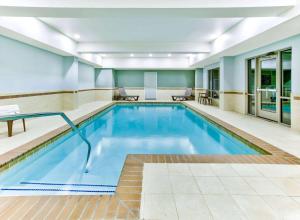 una piscina en una habitación de hotel con piscina en Wingate by Wyndham Longview North, en Longview