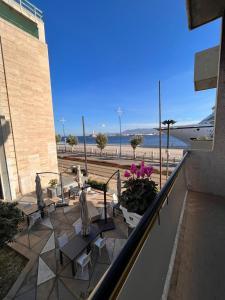 a balcony with benches and a view of the beach at B&B Margherita in Messina