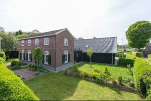an aerial view of a house with a yard at B&B Mooi Montferland in Zeddam