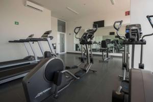 The fitness centre and/or fitness facilities at Microtel Inn & Suites by Wyndham Guadalajara Sur