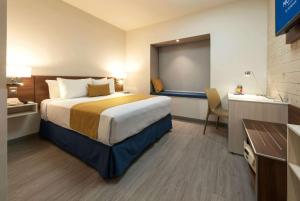 グアダラハラにあるMicrotel Inn & Suites by Wyndham Guadalajara Surのベッドと机があるホテルの部屋 +30枚の写真