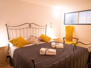 - une chambre avec un lit et 2 serviettes dans l'établissement Mainetta Sea View Apartment with AC, à Vernazza