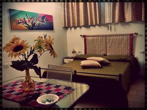 - un salon avec un canapé et une table dans l'établissement Salentino, à Lequile