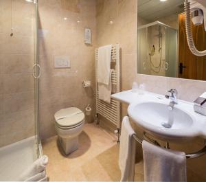 un bagno con wc, lavandino e doccia di La Villa - Sure Hotel Collection by Best Western a Ivrea