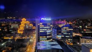 - Vistas a la ciudad por la noche con luces en Doba In Ua Most-Sity Apartments, en Dnipro