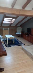 sala de estar con mesa y alfombra en ático, en Laguardia