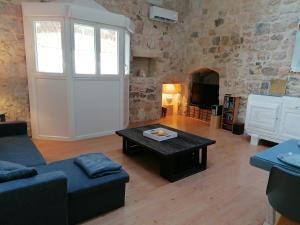 ein Wohnzimmer mit einem Sofa und einem Tisch in der Unterkunft LE LOFT in Casteljaloux