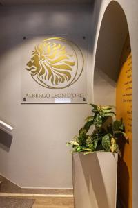 a sign for an albergo loreacco lionsore at Albergo Leon D'Oro in Maniago