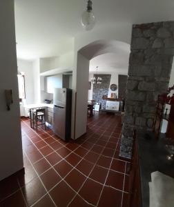 Kuchyň nebo kuchyňský kout v ubytování Oikos Apartment + 6 fotografií