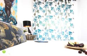 una habitación con una mesa con una cortina con palmeras en Apartamento Nuevo en Zona Norte, en Santiago de Compostela