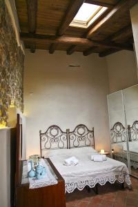 sypialnia z łóżkiem i dużym lustrem w obiekcie La Casa della Luna (by Vacation Service) w Cefalù