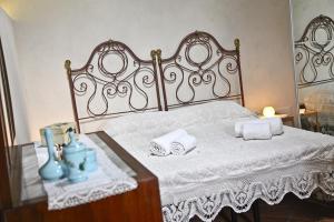 sypialnia z łóżkiem z ręcznikami i lustrem w obiekcie La Casa della Luna (by Vacation Service) w Cefalù