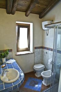 łazienka z umywalką, toaletą i oknem w obiekcie La Casa della Luna (by Vacation Service) w Cefalù