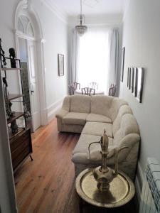 uma sala de estar com um sofá e uma mesa em Casa Familiar do Porto em Porto