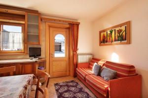 Baita sulle Alpi في ليفينو: غرفة معيشة مع أريكة وطاولة