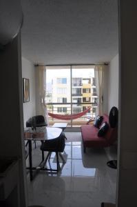 sala de estar con sofá y mesa en Apartamento, en Santa Marta