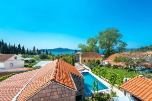 widok z powietrza na dom z pomarańczowym dachem w obiekcie Villa Mia w mieście Trsteno