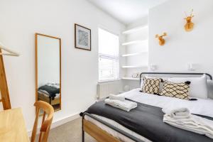 Una cama o camas en una habitación de The Drey - Modern cottage for four in York Centre