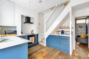 Una cocina o cocineta en The Drey - Modern cottage for four in York Centre