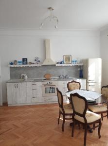 eine Küche mit einem Tisch und Stühlen im Zimmer in der Unterkunft Апартамент BOHO CHIC 2 Free parking in Warna