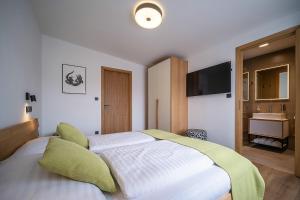 Postel nebo postele na pokoji v ubytování Lipno Port Apartment C304 - Lipno Home