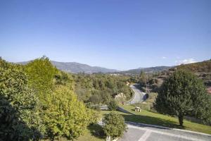 una vista de una carretera en un campo con árboles en Quintinha de Sabadim - 500 metros da ecovia de Sistelo, en Arcos de Valdevez