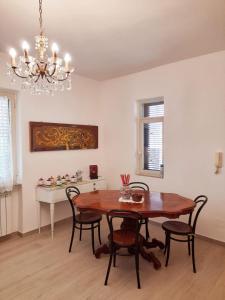 una sala da pranzo con tavolo, sedie e scrivania di Cava Resort Costa d'Amalfi a San Pietro