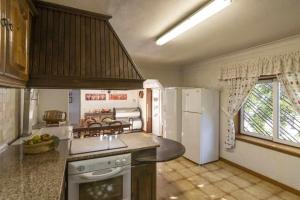una cocina con estufa y refrigerador en Quintinha de Sabadim - 500 metros da ecovia de Sistelo, en Arcos de Valdevez