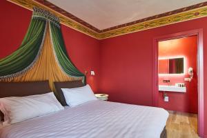 Postel nebo postele na pokoji v ubytování Poppi Suites