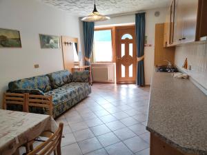 a living room with a couch and a table at Appartamenti La Val in Andalo