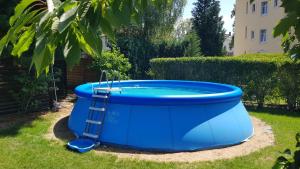 The swimming pool at or close to Ferienhaus Balkenkunst