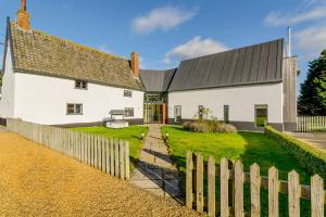 Casa blanca con valla de madera en Stylish 5bed with parking and large garden, en Norwich