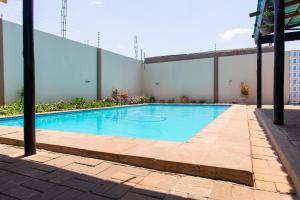 בריכת השחייה שנמצאת ב-Casa da Noleen או באזור