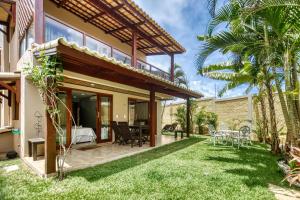 皮帕VILLA LUXO V7 Pipa Beleza Spa resort的一座带花园和庭院的房子
