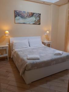 ローマにあるB＆B ローマ ウィズ ラブのベッドルーム1室(ベッド1台、タオル2枚付)