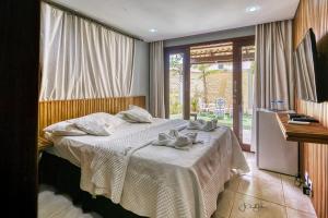 皮帕VILLA LUXO V7 Pipa Beleza Spa resort的一间卧室，床上有一张带毛巾的床 更多61张照片