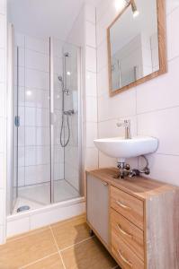 a bathroom with a sink and a shower at nJoy! EXPO Studio & Zentral - Stuttgart Flughafen & Messe - perfekt für Work & Travel in Filderstadt +3 photos