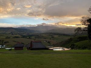 una vista de una granja con montañas en el fondo en Graceland Self-Catering Cottages, en Winterton