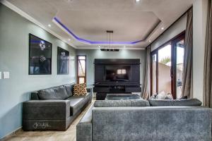 皮帕VILLA LUXO V7 Pipa Beleza Spa resort的配有沙发和平板电视的客厅