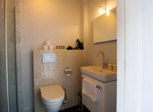 uma casa de banho com um WC e um lavatório em Villa Veertien em Dieren